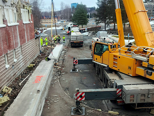 GTK-rakennuksen purkuvaiheessa onteloiden kuormaus. Kuva: SRV