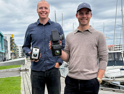 Birdsview toimitusjohtaja Olav Skogen ja CTO Simen Husøy tuotteen kanssa