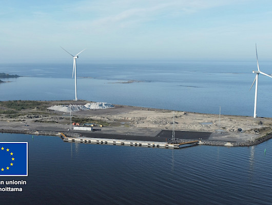Uusi syvälaituri 3 avaa käyttöön kokonaan uuden syväsatama-alueen. Raahen Satama Oy sai EU:n Connecting Europe Facility (CEF) -tukea Bothnia Wind -hankkeeseen 7,99 miljoonaa euroa, jolla on kehitetty sataman infrastruktuuria erityisesti merituulivoiman tarpeisiin. CEF-tuki kattaa noin 30 % investoinnin arvosta. Syvälaituri 3:n rakentaminen on osa Raahen sataman laajempaa kehittämistä puhtaan siirtymän ja merituulivoiman logistiikkakeskukseksi. Kuva: Eino Kivelä
