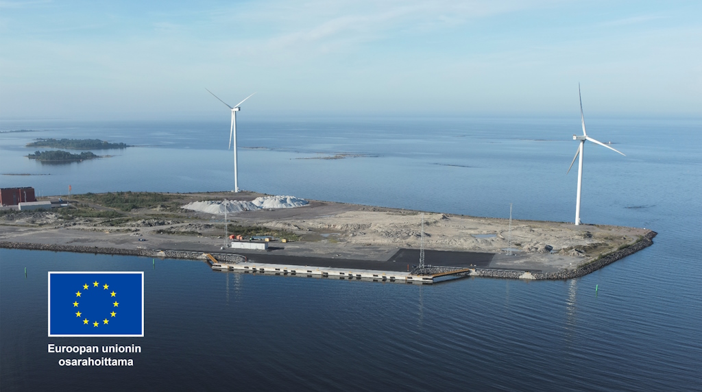 Uusi syvälaituri 3 avaa käyttöön kokonaan uuden syväsatama-alueen. Raahen Satama Oy sai EU:n Connecting Europe Facility (CEF) -tukea Bothnia Wind -hankkeeseen 7,99 miljoonaa euroa, jolla on kehitetty sataman infrastruktuuria erityisesti merituulivoiman tarpeisiin. CEF-tuki kattaa noin 30 % investoinnin arvosta. Syvälaituri 3:n rakentaminen on osa Raahen sataman laajempaa kehittämistä puhtaan siirtymän ja merituulivoiman logistiikkakeskukseksi. Kuva: Eino Kivelä