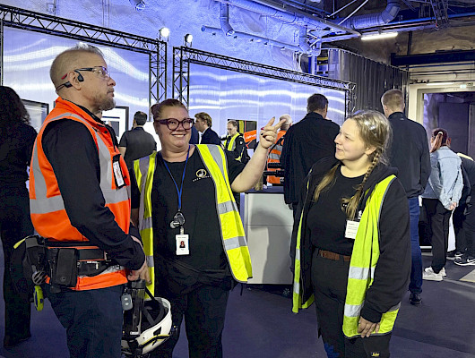 Syyskuun 2026 alussa Akun Tehdas oli toteuttamassa Sandvikin asiakaspäiviä kolmessa eri toimipisteessä, kuvassa Test mine EHS -Manager Mika Vänninen, Akun Tehtaan tapahtumatuottaja Maarit Lilja ja valoteknikko Emma Salonen.