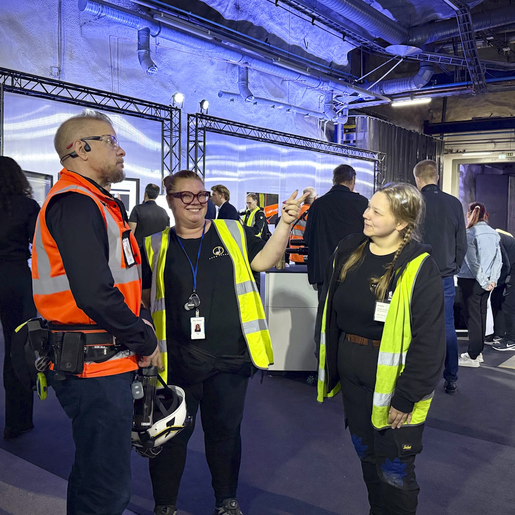 Syyskuun 2026 alussa Akun Tehdas oli toteuttamassa Sandvikin asiakaspäiviä kolmessa eri toimipisteessä, kuvassa Test mine EHS -Manager Mika Vänninen, Akun Tehtaan tapahtumatuottaja Maarit Lilja ja valoteknikko Emma Salonen.