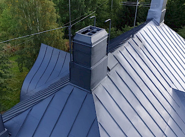 Vanhan ja arvokkaan katon käyttöikää voidaan jatkaa ratkaisevasti harvoinkin tehtävillä huoltotoimenpiteillä