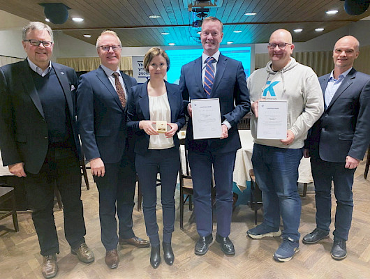 Kuvassa Oulun kauppakamarin toimitusjohtaja Jari P. Tuovinen, Kainuun kauppakamariosaston puheenjohtaja Teuvo Perätalo, Terrafamen henkilöstöjohtaja Heini Hämäläinen ja toimitusjohtaja Joni Lukkaroinen sekä Kajaanin ammattikorkeakoulun rehtori Matti Sarén ja TKI-johtaja Mikko Keränen. Kuva: Oulun Kauppakamari