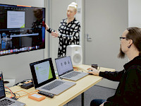 TE-liven lähetystä suunnittelemassa tuottaja-toimittaja Noora Mäkinen ja AV-teknikko Janne Tikkanen. 