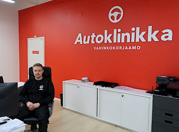 Joensuun Autoklinikan työnjohtaja Santtu Laakkonen toivoo, että asiakkaat ottavat yhteyttä matalalla kynnyksellä, olipa auton vaiva iso tai pieni. 