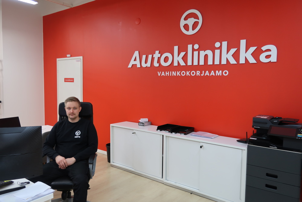Joensuun Autoklinikan työnjohtaja Santtu Laakkonen toivoo, että asiakkaat ottavat yhteyttä matalalla kynnyksellä, olipa auton vaiva iso tai pieni. 