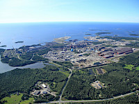 SSAB Raahen tehdasalue on noin 500 hehtaaria ja siellä on noin 40 km tietä. Rekkoja alueella käy noin 70 päivässä ja satamassa käy noin 10 laivaa viikossa.