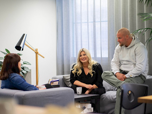 Aluetyöntekijä Johanna Järviluoma, projektipäällikkö Vilma Kinnunen ja aluetyöntekijä Jesse Boström ovat saaneet hankkeen käyntiin vauhdikkaasti.