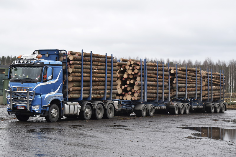 Kari Malmstedt Oy:n HCT-ajoneuvoyhdistelmä otettiin käyttöön Stora Enson puukuljetuksissa vuonna 2018.