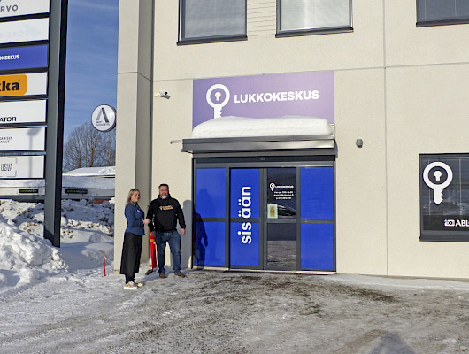 Lukkoliikkeemme suunnittelee tuoteratkaisut aina asiakkaan tarpeiden ja toiveiden mukaan. Autamme valitsemaan oikeat ja sopivat lukot ja muut turvatuoteratkaisut niin koteihin kuin suurempiin kiinteistöhinkin.