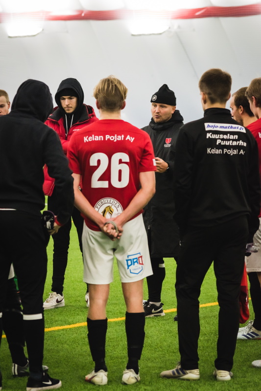 Päävalmentaja Sami Okkonen takana keskellä. Kuva: Mikko Kalavainen / FotoMikko