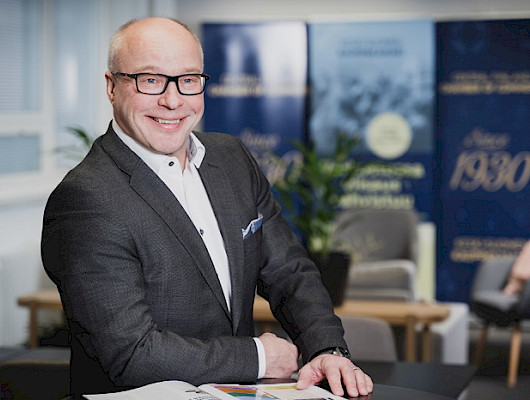 "Yrityksiä haastaa kustannusten nousun lisäksi eniten pula ammattitaitoisesta työvoimasta. Edelleen kärsitään kohtaanto-ongelmasta eli työntekijät ja avoimet työpaikat eivät kohtaa", Keski-Suomen kauppakamarin toimitusjohtaja Ari Hiltunen sanoo. Kuva: Matias Ulfves