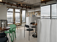 Ateljee Bar laajeni kaksikerroksiseksi. 12. kerroksesta saa nyt myös aamiaista ja iltapäiväteetä Tornin tapaan.