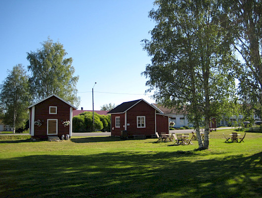 Kuvassa kunnan keskustaajamassa oleva Aittatori, jossa pidetään kesällä kahvilaa sekä erilaisia tilaisuuksia. Kahvila on ollut hyvin suosittu myös naapurikuntien asukkaiden käyntipaikkana.