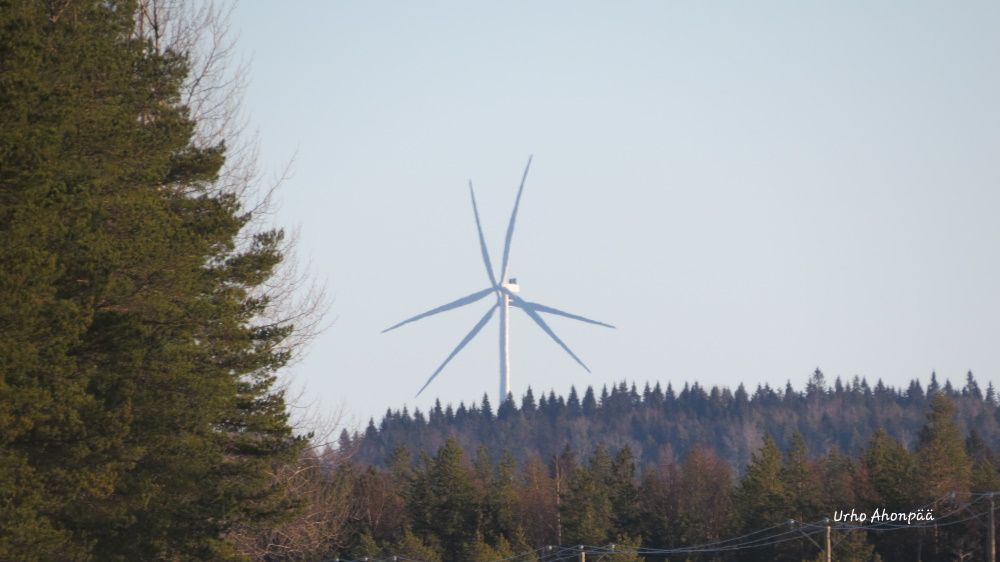 Pyhännän ja Kajaanin kuntiin sijoittuvalla Piiparinmäen tuulivoimapuistolla tuotetaan Suomen sähköverkkoon yli 700 GWh puhdasta sähköä vuosittain. Kyseessä on Suomen suurin tuulivoimapuisto, joka tuo merkittäviä taloudellisia hyötyjä sekä paikallisesti että valtion tasolla.